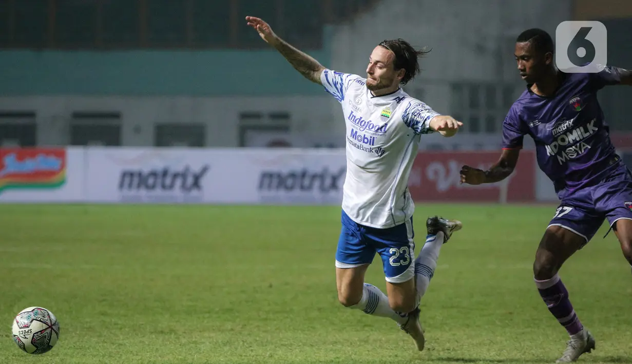 Gelandang Persib Bandung, Marc Klok (kiri) terjatuh setelah berebut bola dengan penyerang Persita Tangerang, Altariq Ballah pada BRI Liga 1 2021/2022 di Stadion Wibawa Mukti, Cikarang, Sabtu (11/09/2021). Persib Bandung menang atas Persita Tangerang dengan skor 2-1. (Bola.com/Bagaskara Lazuardi)