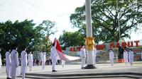 Puncak perayaan ke-209 Hari Jadi Garut diselimuti insiden kecil setelah tali pengait bendera merah putih terputus, sehingga mengganggu penarikan bendera oleh petugas Paskibraka Kabupaten Garut, Jawa Barat.  (liputan6.com/Jayadi Supriadin)