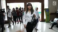 Pemain sinetron Kirana Larasati berjalan menuju ruang sidang di Pengadilan Agama Jakarta Selatan, Kamis (15/06). Kirana menghadiri sidang cerai ke 2 dengan agenda pembacaan materi gugatan. (Liputan6.com/Herman Zakharia)