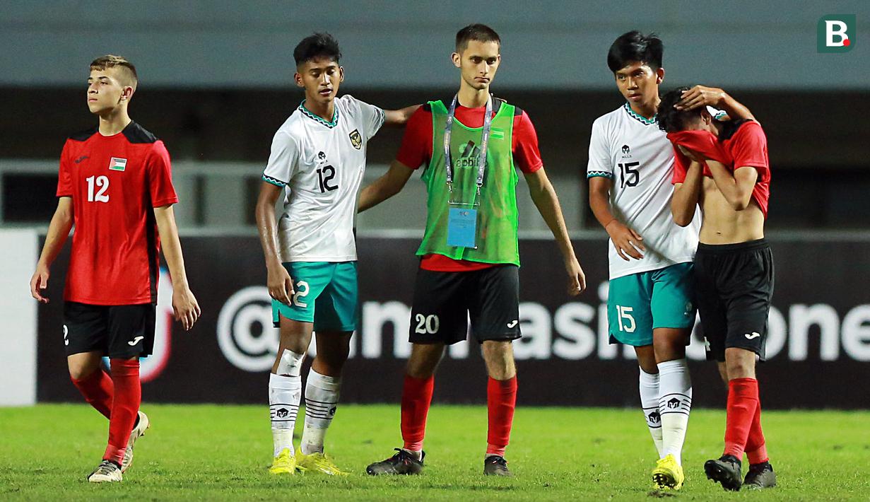 Bukan hanya Narendra, pemain lainnya yakni Femas Aprian Crespo (15) berusaha menenangkan Husam Alshaer yang tak hentinya menutupi wajahnya. (Bola.com/M Iqbal Ichsan)