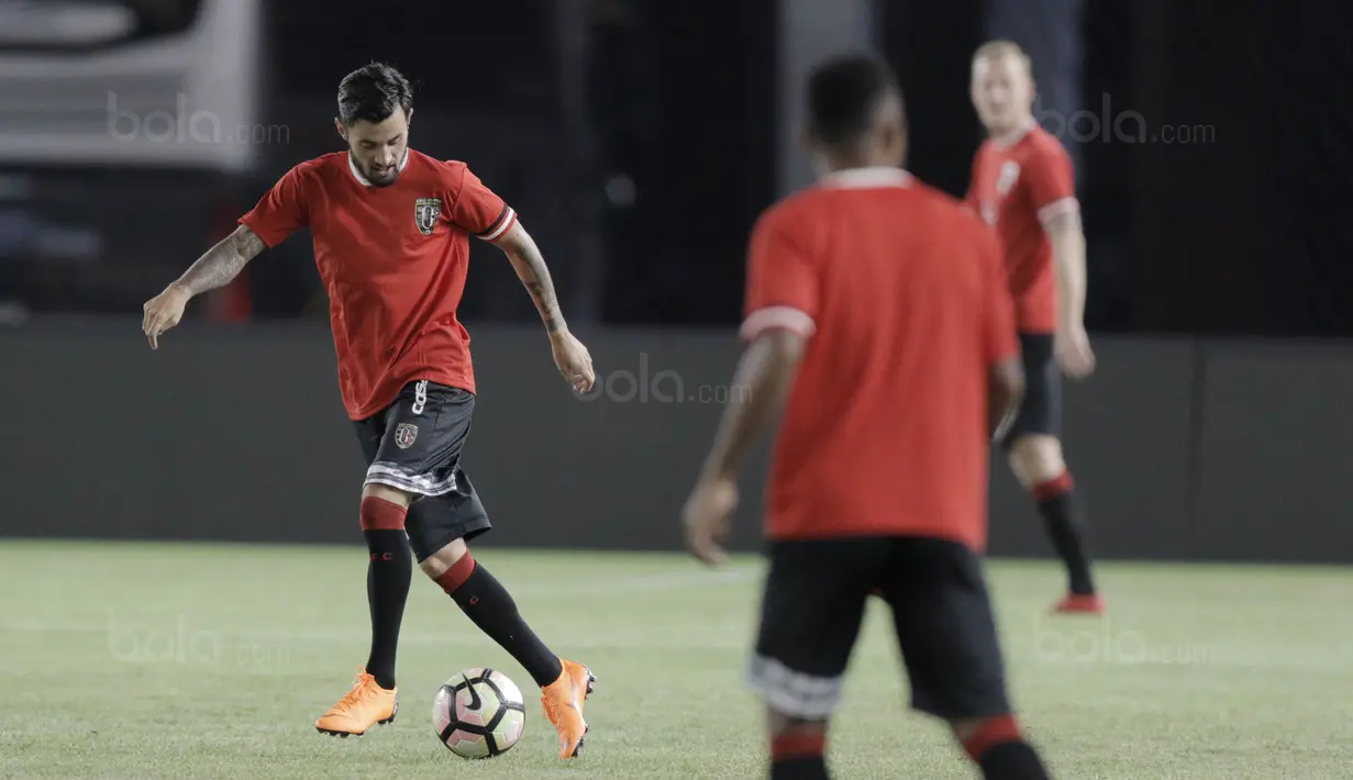 Gelandang Bali United, Stefano Lilipaly, saat latihan jelang laga final Piala Presiden 2018 di SUGBK, Jakarta, Jumat (16/2/2018). Bali United akan berhadapan dengan Persija, (Bola.com/M Iqbal Ichsan)