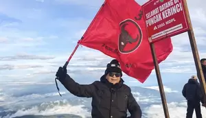 Hasto Sampaikan Pesan Menyentuh Usai Kibarkan Bendera PDIP di Puncak Kerinci