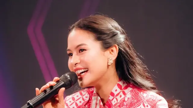 Gaya Profesional Maudy Ayunda Makin Standout Berkat Batik Merah dan Trousers Tenun Tasik