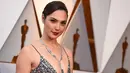 Aktris cantik Gal Gadot berpose saat tiba menghadiri acara Piala Oscar 2018 di Dolby Theatre di Los Angeles, AS (4/3). Gal Gadot tampil cantik dengan gaun silver metalik. (Photo by Jordan Strauss/Invision/AP)