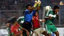 Penjaga gawang Maladewa Imran Mohamed harus keluar dari sarangnya untuk menghadang laju serangan pemain Indonesia U23 (Liputan6.com/Helmi Fithriansyah)