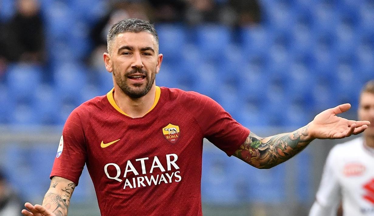 4. Aleksandar Kolarov (AS Roma) - 33 tahun, 12 juta euro (AFP/Vicenzo Pinto)