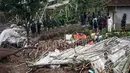 Selain fokus pada pencarian korban, BNPB juga terus memantau kondisi pengungsian warga terdampak longsor. Hingga saat ini, jumlah pengungsi yang berada di Kantor Desa Pasirlangu tercatat sebanyak 685 jiwa. Tampak dalam foto, tim penyelamat mencari korban yang tertimbun tanah longsor di Desa Pasirlangu, Cisarua, Kabupaten Bandung, Jawa Barat, pada 24 Januari 2026. (Timur Matahari/AFP)