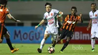 Pemain PS TNI, Hong Soon-hak berusaha melewati adangan pemain Perseru Serui pada laga Liga 1 2017 di Stadion Pakansari, Bogor, Minggu (18/6/2017). PS TNI menang 1-0. (Bola.com/Nicklas Hanoatubun)