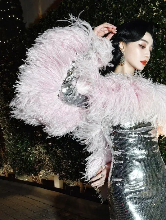 Gaun terakhirnya adalah sequin silver dengan aksen faux fur pink rancangan Giambattista Valli [Foto: @bingbing_fan]