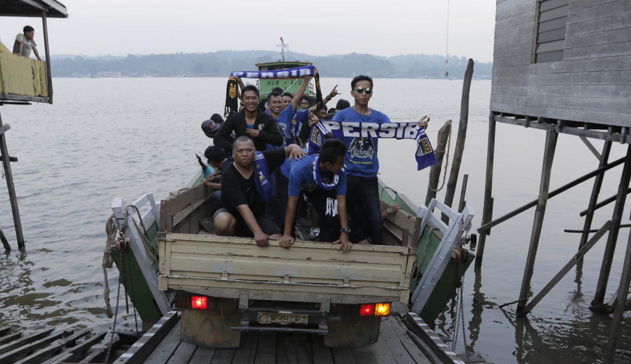 Bobotoh yang berasal dari Bandung, Karawang dan Pulau Kalimantan itu mengarungi Sungai Mahakam untuk mendukung Persib yang akan bertanding melawan Mitra Kukar. (Bola.com/Vitalis Yogi Trisna)