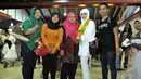  Baby Margaretha berpose bersama kerabat yang mengantarnya ke Bandara Sukarno Hatta untuk pergi melaksanakan umroh di Tanah Suci Mekkah, Jakarta, Kamis (5/6/2014) (Liputan6.com/Panji Diksana)