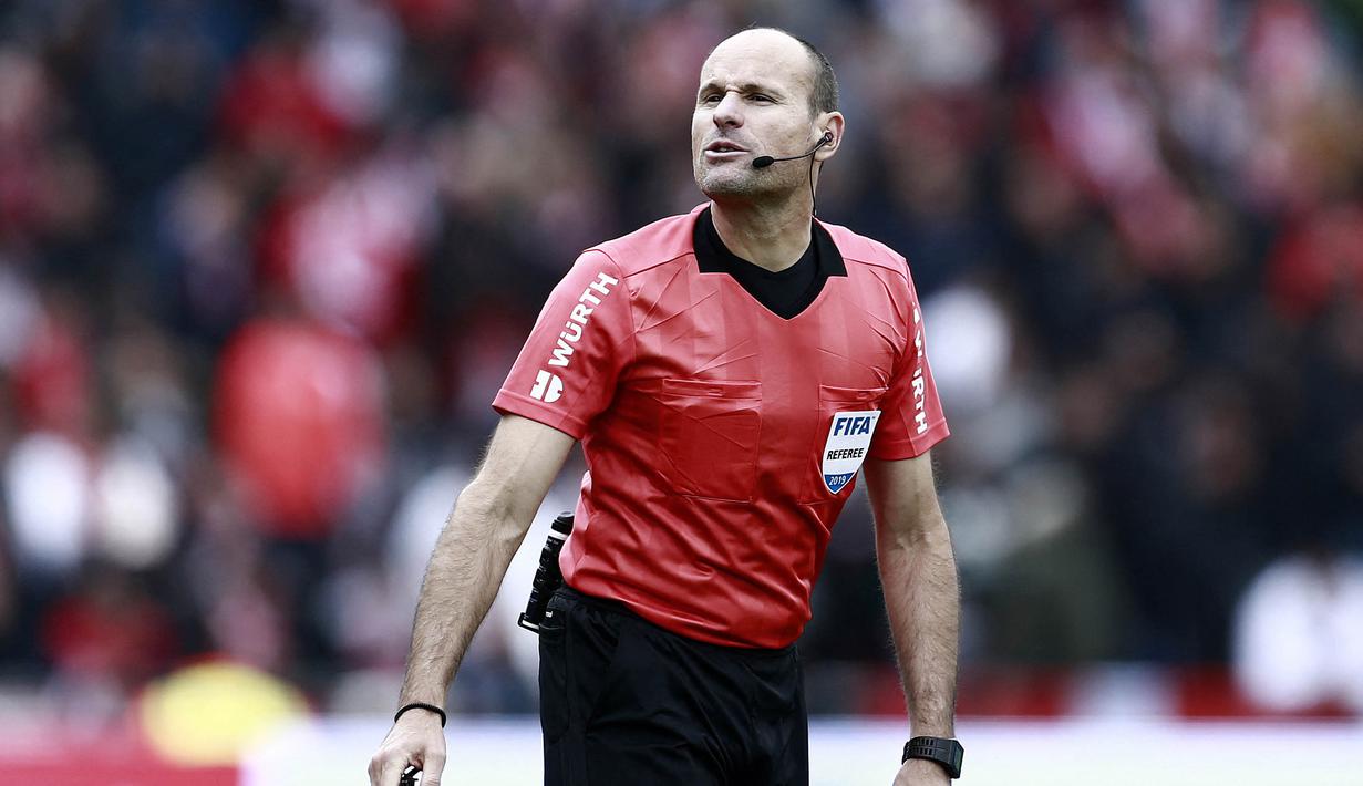 Salah satu orang yang mungkin tidak senang melihat Lahoz memimpin final Liga Champions adalah juru taktik Manchester City, Pep Guardiola. (AFP/Benyamin Cremel)