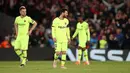 Pemain Barcelona, Ivan Rakitic dan Lionel Messi bereaksi setelah penyerang Liverpool, Divock Origi membobol gawang mereka pada laga kedua semifinal Liga Champions di Anfield, Selasa (7/5/2019). Barcelona menelan kekalahan ketika melawat ke markas Liverpool dengan skor 0-4. (Reuters/Carl Recine)