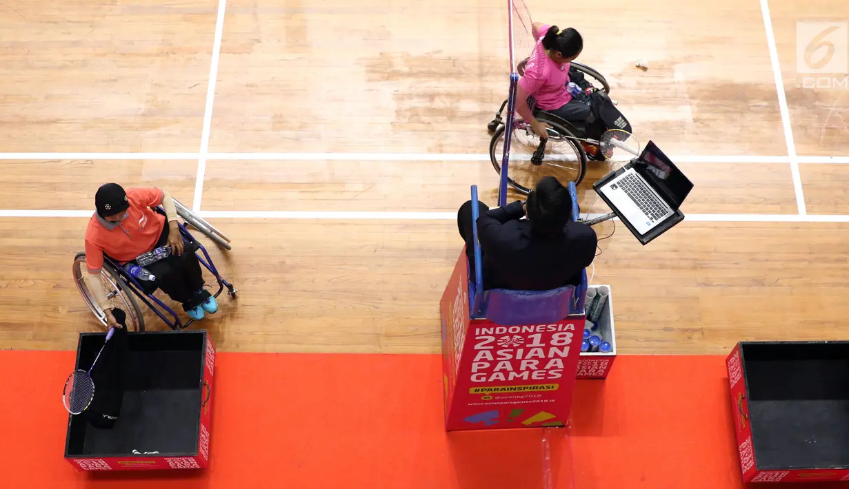 Pebulutangkis DIY, Sudarti (kiri) di sela-sela laga melawan Sri Marwati (Jabar) pada Indonesia Para Games Invitational Tournament 2018 di Istora Senayan, Jakarta, Rabu (27/6). (Liputan6.com/Helmi Fithriansyah)