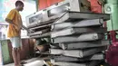 Pekerja memasukkan kue kering ke dalam oven di industri rumahan Pusaka Kwitang, Jakarta, Kamis (6/4/2023). (merdeka.com/Iqbal S Nugroho)