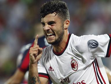 Pemain AC Milan, Patrick Cutrone merayakan golnya ke gawang FC Crotone pada lanjutan Serie A di Ezio Scida Stadium, (20/8/2017). Milan menang 3-0. (AFP/ Carlo Hermann)