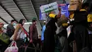 H-10 Lebaran, antrean panjang sudah terlihat saat akan memasuki Stasiun Senen, Jakarta, Jumat (18/7/14). (Liputan6.com/Johan Tallo)