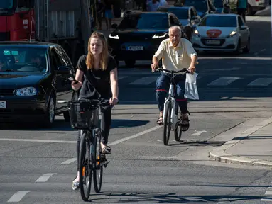 Para pengendara sepeda terlihat di sebuah jalan di Wina, Austria, pada 21 Agustus 2020. Wina mencatat 1,25 juta pengendara sepeda pada Juli, yang merupakan jumlah tertinggi di bulan Juli dalam catatan, demikian menurut Austrian Transport Club. (Xinhua/Guo Chen)