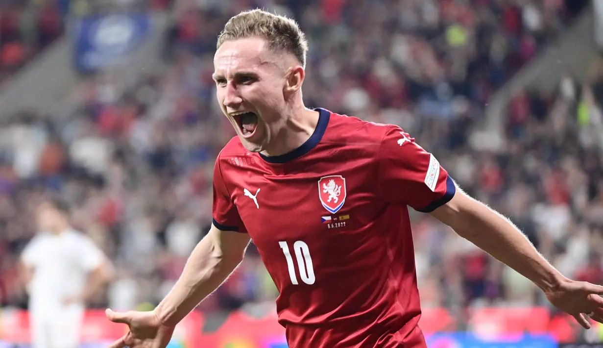 <p>Penyerang Republik Ceko, Jan Kuchta berselebrasi usai mencetak gol ke gawang Spanyol pada pertandingan kedua Grup A2 UEFA Nations League di Stadion Eden Arena, Praha, Senin (6/6/2022). Spanyol bermain imbang atas Ceko 2-2. (Roman Vondrous/CTK via AP)</p>