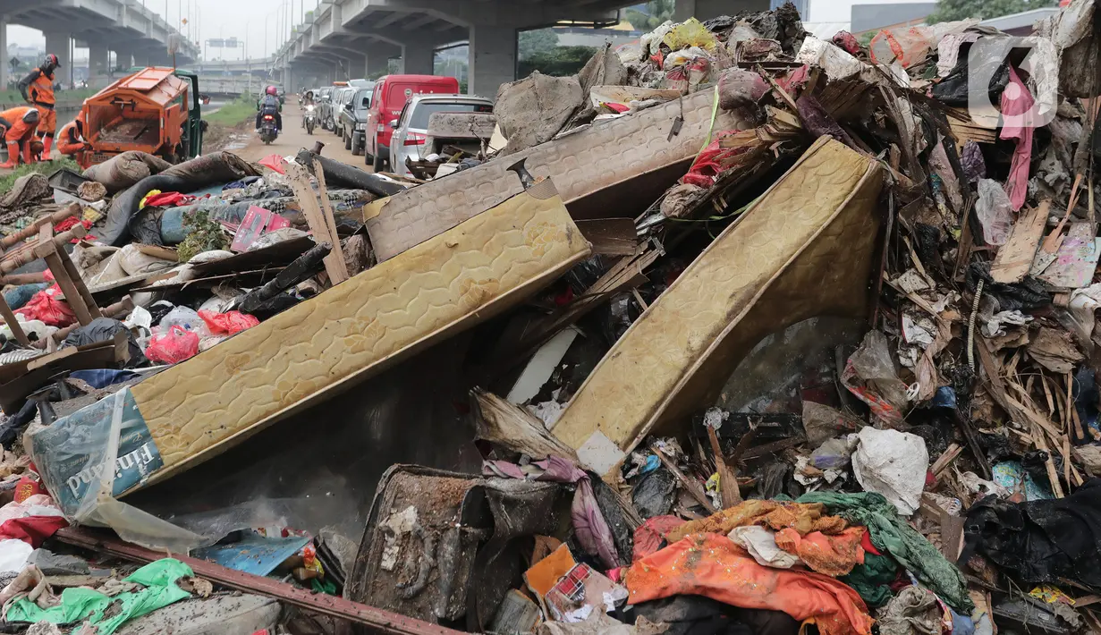 Sampah sisa banjir menumpuk di kawasan Cipinang Melayu, Jakarta, Rabu (8/1/2020). Banjir yang melanda Jakarta dan sekitarnya sejak 1 Januari 2020 lalu menyisakan tumpukan sampah di sejumlah titik. (Liputan6.com/Herman Zakharia)