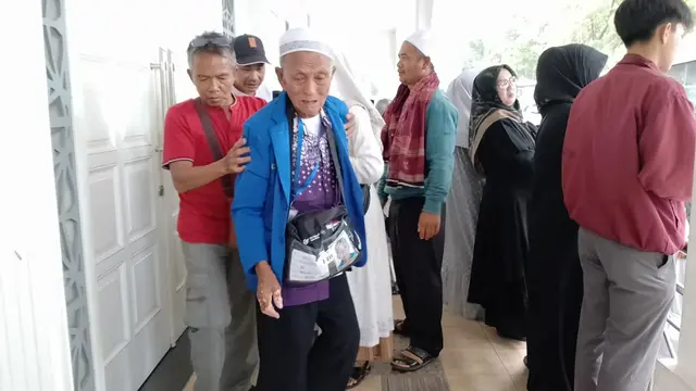 Salah satu jemaah haji lansia asal Garut, nampak mendapatkan sambutan pihak keluarga saat kepulangan jemaah haji asal Garut di Gedung Pendopo Garut, Sabtu (23/6/2024). (Liputan6.com/Jayadi Supriadin)
