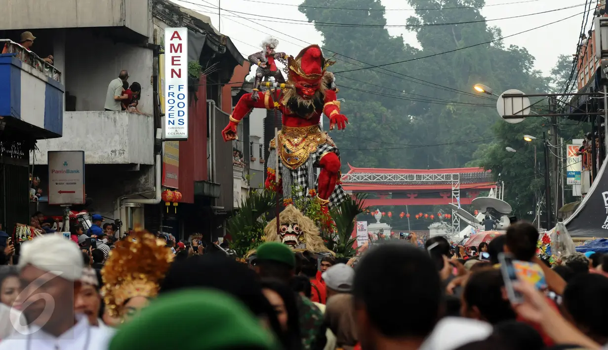 Ogoh-ogoh melintas di tengah-tengah ribuan warga yang memadati ruas Jalan Surya Kencana, Bogor, Senin (22/2/2016). Puncak perayaan Tahun Baru Imlek 2567 di Kota Bogor juga dimeriahkan dengan Pesta Rakyat. (Liputan6.com/Helmi Fithriansyah)