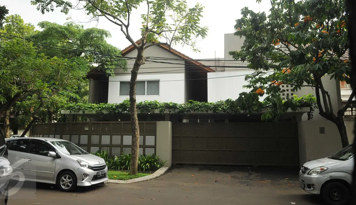 Suasana rumah mewah Sekjen Mahkamah Agung (MA) Nurhadi di Jalan Hang Lekir V, Kebayoran Baru, Jakarta, usai digeledah oleh KPK, Kamis (21/4). Penggeledahan terkait OTT KPK terhadap panitera PN Jakpus, Edy Nasution. (Liputan6.com/Gempur M Surya)