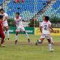 Pemain Timnas Indonesia U-19, Saddil Ramdani, duel udara dengan pemain Brunei Darussalam pada laga Piala AFF U-18 di Stadion Thuwunna, Rabu (13/9/2017). Indonesia menang 8-0 atas Brunei Darussalam. (Liputan6.com/Yoppy Renato)