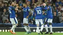 Para pemain Everton merayakan gol Theo Walcott (2kiri) saat melawan Newcastle United pada lanjutan Premier League di Goodison Park, Liverpool,(23/4/2018). Everton menang 1-0. (AFP/Oli Scarff)