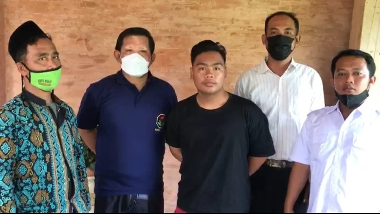 Pelaku perusakan sesajen  SU (Tengah berbaju hitam) didampingi Ketua PHDI SUminto (berbaju biru) melakukan perohonan maaf kepada masyarakat terkait perusakan sesajen di Situs Kawatan Alas Purwo (Istimewa)