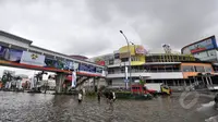 Penampakan banjir di kawasan Kelapa Gading, Jakarta, Selasa (10/2/2015). Menurut Kadin DKI Jakarta, kerugian akibat banjir di Jakarta mencapai Rp 1,5 triliun tiap harinya.(Liputan6.com/Faizal Fanani)