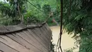 Kondisi jembatan putus di Lebak, Banten, Senin (16/3/2015). Jembatan yang menghubungkan antara Kecamatan Cimarga dan Kecamatan Sajira, Kabupaten Lebak, putus pada Selasa (10/3) lalu. (Liputan6.com/Herman Zakharia)