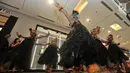 Penari berkostum tradisional menari dalam perhelatan Indonesia Menari 2018 di Grand Indonesia, Jakarta, Minggu (11/11). Indonesia Menari bertujuan mengajak masyarakat untuk peduli pada budaya Indonesia, khususnya menari. (Merdeka.com/ Iqbal S. Nugroho)