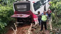 Kondisi bus Ranau Indah yang masuk ke dalam jurang sedalam 50 meter di Lampung Barat. Foto: (Polres Lampung Barat)