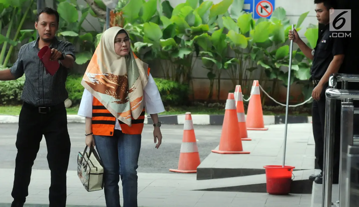 Hakim Pengadilan Negeri Tangerang Wahyu Widya Nurfitri saat tiba di gedung KPK, Jakarta, Selasa (24/4). Uang senilai Rp 30 juta itu diduga didapat dari Agus Winarto dan HM Saipudin selaku advokat dari pihak tergugat. (Merdeka.com/Dwi Narwoko)
