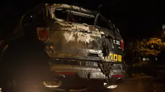 Kondisi belakang mobil polisi Georgia yang terbakar di kampus di Atlanta, AS (18/9). Mobil polisi tersebut diduga dibakar oleh pengunjuk rasa yang melakukan demonstrasi atas penembakan mahasiswa Georgia Tech Scout Schultz. (Foto AP / Kevin D. Liles)