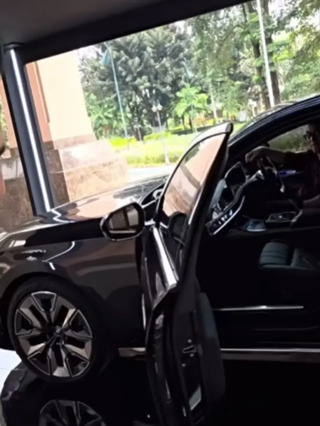Potret Mobil Baru Luna Maya