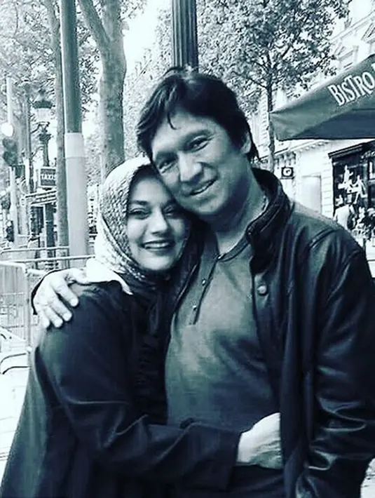 Foto ketika masih muda dengan penyanyi di eranya itu membuat perempuan 53 tahun itu marah. Kemarahannya ia tuangkan melalui akun Instagram, sambil mengunggah foto acara tersebut. (Instagram/marissahaque)