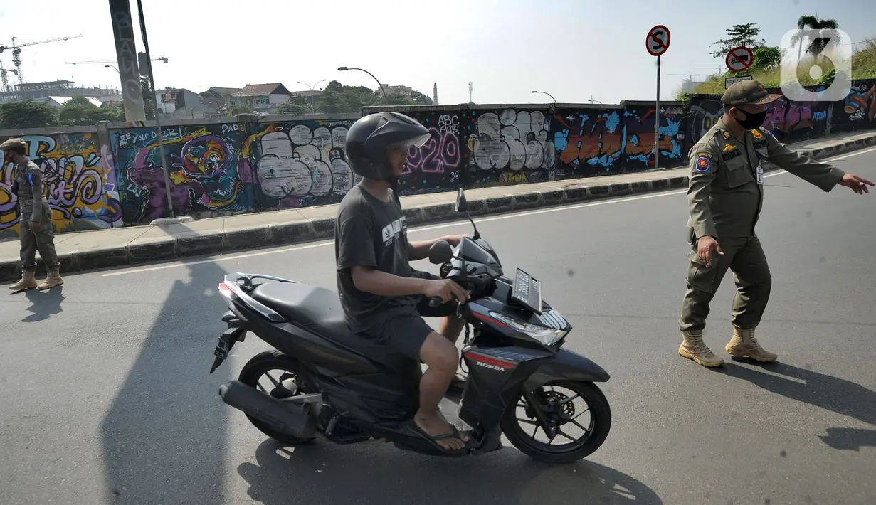 Petugas Satpol PP memberhentikan pengendara mobil yang tidak mengenakan masker di kawasan Jalan Ir. H. Juanda, Depok, Jawa Barat, Kamis (23/7/2020). Sejumlah pengendara dan penumpang angkutan umum terjaring razia Gugus Tugas Percepatan Penanganan COVID-19 Kota Depok. (merdeka.com/Arie Basuki)