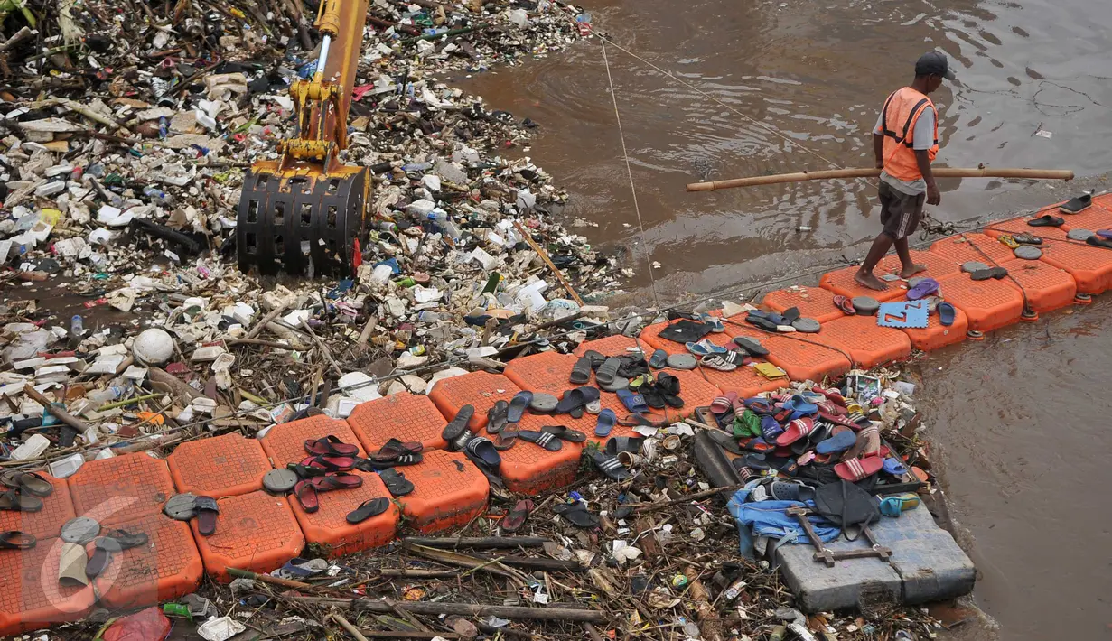Tampak petugas membersihkan sampah yang menumpuk di Kali Angke, Jakarta, Kamis (3/2). Pemprov DKI Jakarta melakukan pengerukan sampah di kali tersebut sebagai salah satu upaya mengantisipasi banjir di Ibu Kota. (Liputan6.com/Gempur M Surya)