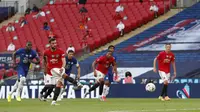 Pemain Manchester United Bruno Fernandes mencetak gol ke gawang Chelsea pada semifinal Piala FA di Wembley Stadium, London, Inggris, Minggu (19/7/2020). Chelsea sukses mengamankan tiket final Piala FA usai mengalahkan Manchester United 3-1. (AP Photo/Alastair Grant, Pool)