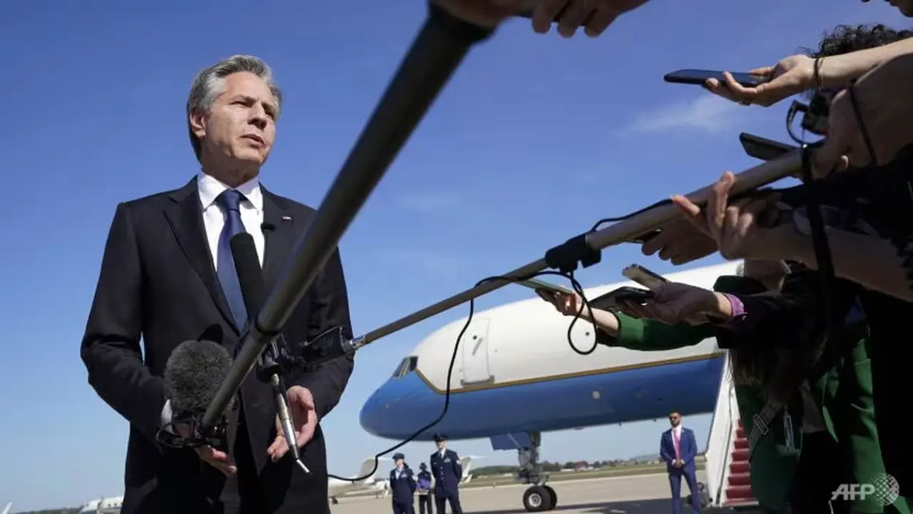 Menteri Luar Negeri AS Antony Blinken sebelum menaiki pesawat, 11 Oktober 2023, di Pangkalan Gabungan Andrews, Maryland, dalam perjalanan ke Israel. (Foto: AFP/Jacquelyn Martin)