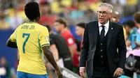 Pelatih Timnas Brasil, Carlo Ancelotti, berbicara dengan Vinicius Junior, saat pertandingan Grup C Piala Dunia 2026 antara Brasil dan Maroko di New York/New Jersey Stadium, East Rutherford, pada 13 Juni 2026. (MAURO PIMENTEL / AFP)