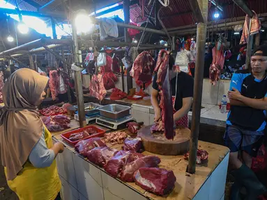 Penjual melayani pembeli daging sapi di Pasar Pondok Labu, Jakarta Selatan, Minggu (30/3/2025). (merdeka.com/Arie Basuki)