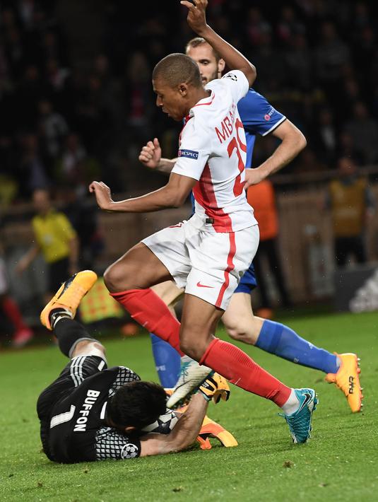 Kiper Juventus, Gianluigi Buffon, mengamankan bola dari stiker Monaco, Kylian Mbappe, pada laga Liga Champions di Stadion Stade Louis II, Monaco, Rabu (3/5/2017). Monaco kalah 0-2 dari Juventus. (AFP/Anne-Christine Poujoulat)