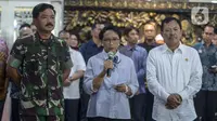 Menteri Luar Negeri Retno Marsudi (tengah), Menteri Kesehatan Terawan Putranto (kanan) dan   Panglima TNI Marsekal Hadi Tjahjanto melakukan persiapan untuk menjemput Warga Negara Indonesia (WNI) di Wuhan, China, di Bandara Soekarno-Hatta, Tanggerang, Sabtu (1/2/2020). (merdeka.com/Imam Buhori)