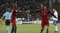 Cristiano Ronaldo (kanan) dan rekannya merayakan gol saat melawan Kepulauan Faroe pada Kualifikasi Piala Dunia 2018 di Stadion Torsvollur, Torshavn, Selasa (11/10/2016) dini hari WIB.  (AFP/Francisco Leong)