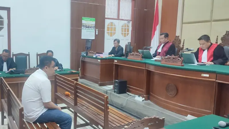 Pengadilan Tipikor Makassar mengganjar hukuman penjara 8 tahun kepada mantan Kepala Bulog Pinrang Cs dalam perkara raibnya 500 ton beras di gudang Bulog Pinrang (Liputan6.com/Eka Hakim)