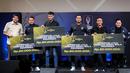 <p>Ketua Umum PSSI, Erick Thohir (kanan) bersama Ketua Steering Committee Piala Presiden 2024, Maruarar Sirait (kiri) memberikan penghargaan untuk para legenda sepak bola Indonesia dalam acara Malam Apresiasi Piala Presiden 2024 yang berlangsung di SCTV Tower, Senayan, Kamis (19/12/2024). (Bola.com/Bagaskara Lazuardi)</p>