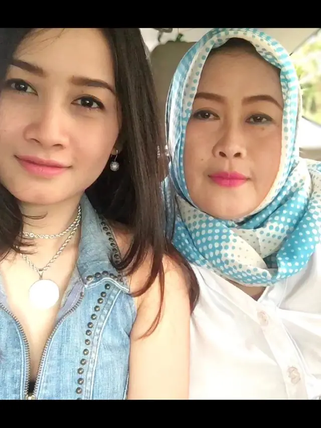 Parasnya Mirip, Ini 6 Potret Kebersamaan Lyia Amelia dengan Ibunya